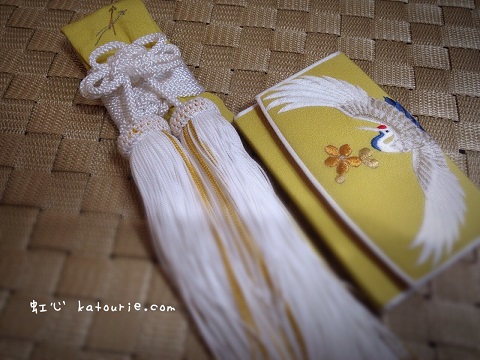 筥迫と懐剣で色打掛をさらに華やかに・・・