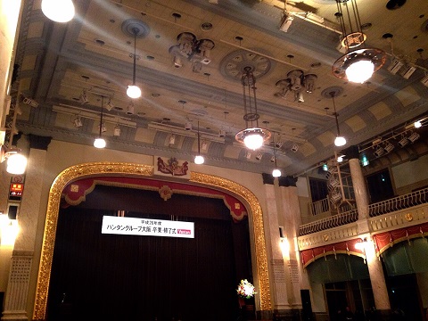 中央公会堂で開催されたバンタングループの卒業式